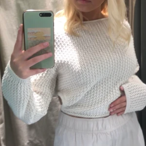 Stickad tröja  - Säljer denna stickade tröja med öppen rygg🤍