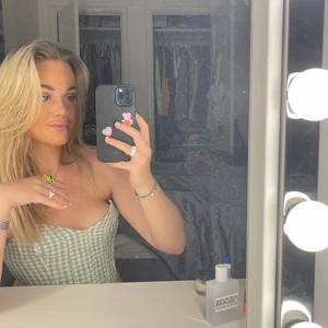 Populär zara korsett. - Populär grön Zara korsett som är slutsåld. Använd på denna bilden endast för jag inte var bekväm i den sortens kläder! Storlek M och tajt! Nytt skick.