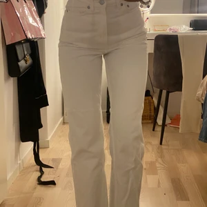 Vita jeans  - Vita jeans från weekday! Storlek W 24 L30 så Xs 