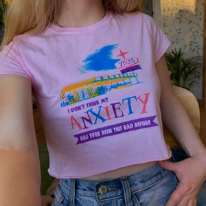Anxiety T-shirt rosa - Rosa t-shirt med roligt motiv om ångest, använd ett par gånger men inte kommit till användning så mycket på ett tag. Köpt från Teepublic, nypris $20! (Har klippt av den)