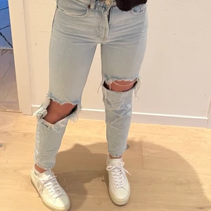 Jeans från zara - Ett par blåa super snygga jeans med hål💗säljer pga för små