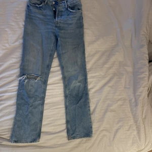 Mid waist jeans - Ljusblåa jeans med medelhög midja och hål på ena knät. Använda ett par enstaka gånger💗