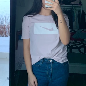 Nike tröja - De finns en fläck på spegeln inte självan tröjan! Frakt tillkommer men om du bor i Uppsala kan vi mötas upp. Fortfarande i bra skick, ljus rosa Nike t-shirt. Den går att göra till en crop top!