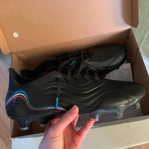 Adidas Copa sense. 1 FG fotbollsskor - Säljer min Adidas Copa sense. 1 FG fotbollsskor. Säljs pga att dom inte passade, endast använda 1 gång. Liten slitning fram på vänstra skon, annars fint skick! Eventuell frakt betalas av köparen. Ordinarie pris: 2 349 kr