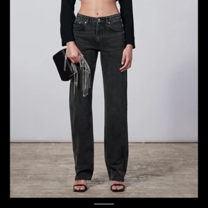 Zara jeans slutsålda - Säljer dessa skitsnygga jeansen ifrån zara som är helt slutsålda. Knappt använda då de är lite stora, storlek S. Buda från 250kr