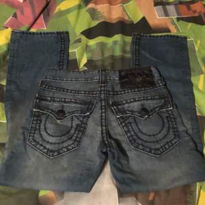 Säljer dessa grymma True Religion jeans storlek 29! 🙏💯💯 fet stitching 😋😋 väldigt bra skick! - inga flaws! ❤️❤️😸 (section Ricky Super, Seat 34) 💍💍😜 