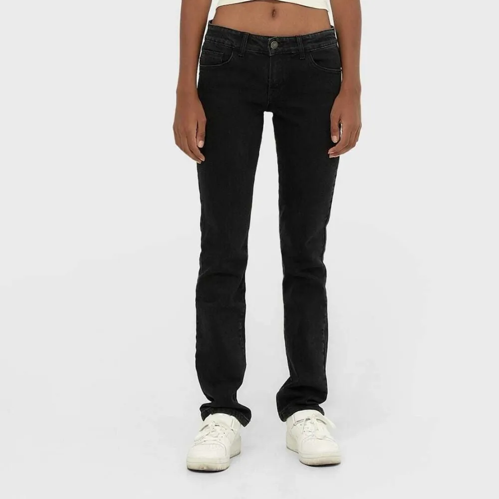 Säljer dessa ursnygga raka och lågmidjade jeansen från stradivarius då de tyvärr inte passa mig! Endast använda en gång och i nyskick!! Köpta på zalando. Jeans & Byxor.