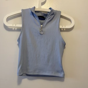 Vest/ linne - En gullig vest / linne med en fin dragkjedje-detalj i fram som man kan dra upp. Den är ribbad och inte genomskinlig så man kan ha den utan bh på sommaren! Finns även i svart!