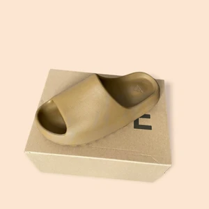 Yeezy Slides ”ochre” - Size 43 men som alla vet sitter de mycket mindre så passat mer 41-42 