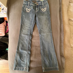 Boot-cut jeans  - Säljer ass snygga boot-cut jeans⭐️. Dem är typ mid/low Rise. Dem är helt nya eftersom när jag fick dem så var de för små😞 Sjukt snygga och gulliga💕 Köpta från Old Navy typ 2005. Färgen är mer som på sista bilden. Mått: midjan 72 cm runt om och längden är 92 innerbenslängden är 72cm. Vid frågor är det bara att skriva💕 Om det blir många intresserade blir det budgivning ❤️ Ledande BUD: 500kr