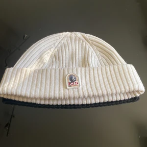 PARAJUMPERS mössa storlek L-XL - Säljer min PARAJUMERS mössa, Använd ett fåtal gånger. Köpt på johnells i Norrköping, skulle själv säga att den kan gå som storlek M också. Pris kan diskuteras. Ny pris 700, bud
