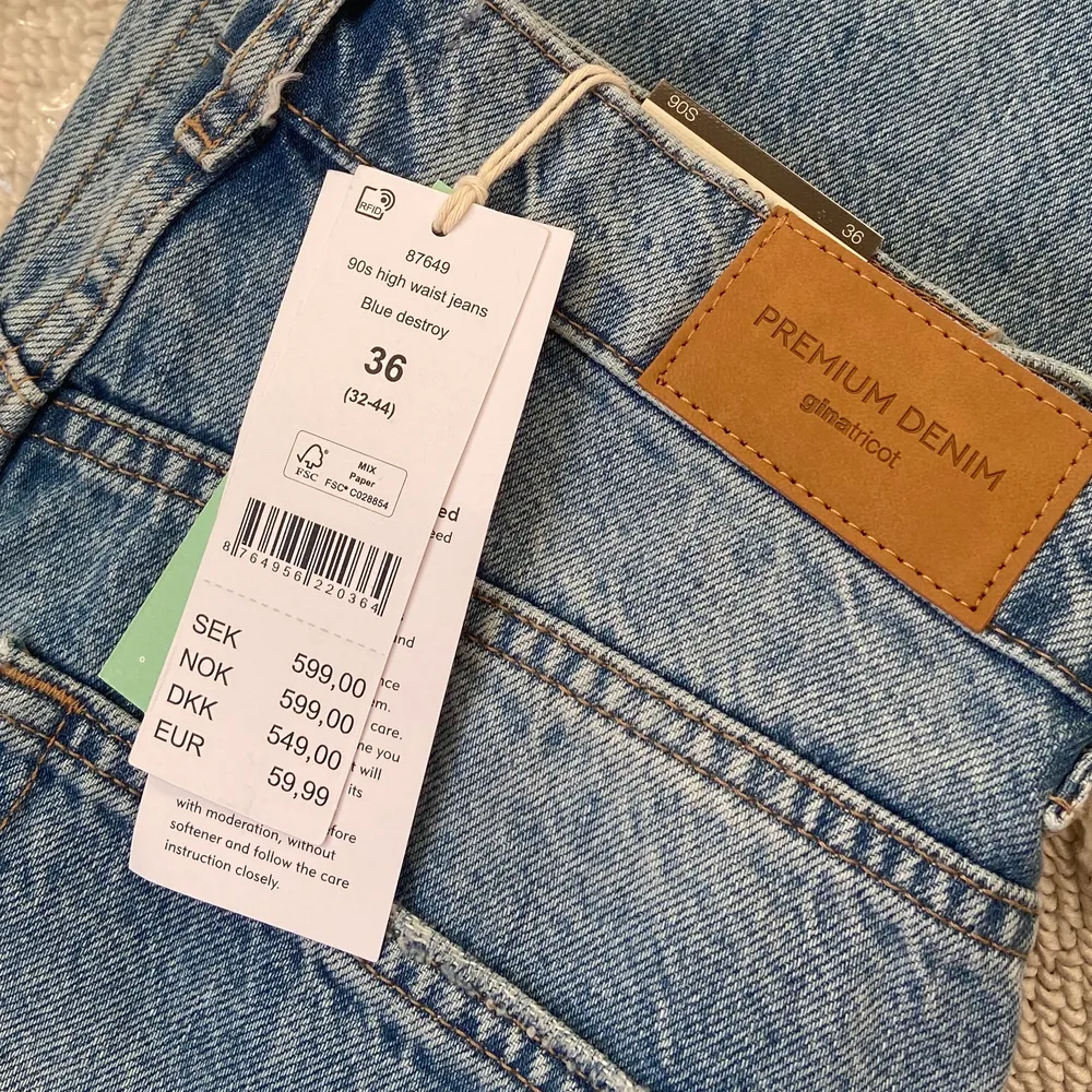 Helt nya ”90s high waist jeans” i strl 36 från Gina med alla etiketter kvar. Säljs pga hann inte returnera. Finns inte på hemsidan längre. Dem som kan mötas upp i Älmhult prioteras, annars först till kvarn.. Jeans & Byxor.