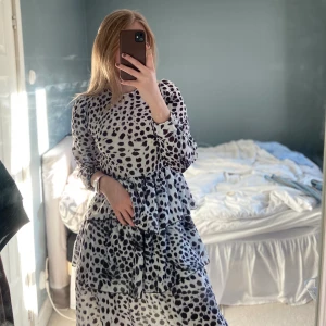 Klänning från Justhype - Så fin och härlig klänning från  i storlek S. Helt oanvänd prislapp kvar. Endast testad, blivit för lite för mig tyvärr. Volanger med tyg under, dragkedja i ryggen. 