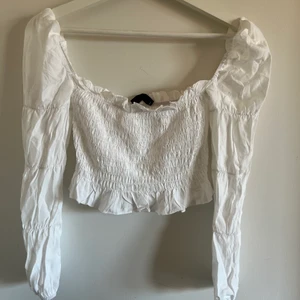 Shein - En vit topp super söt. Dock var den för liten på mig och därför till salu. Endas testad så aldrig använd. Storlek s och säljer för 100 frakten ingår i priset.