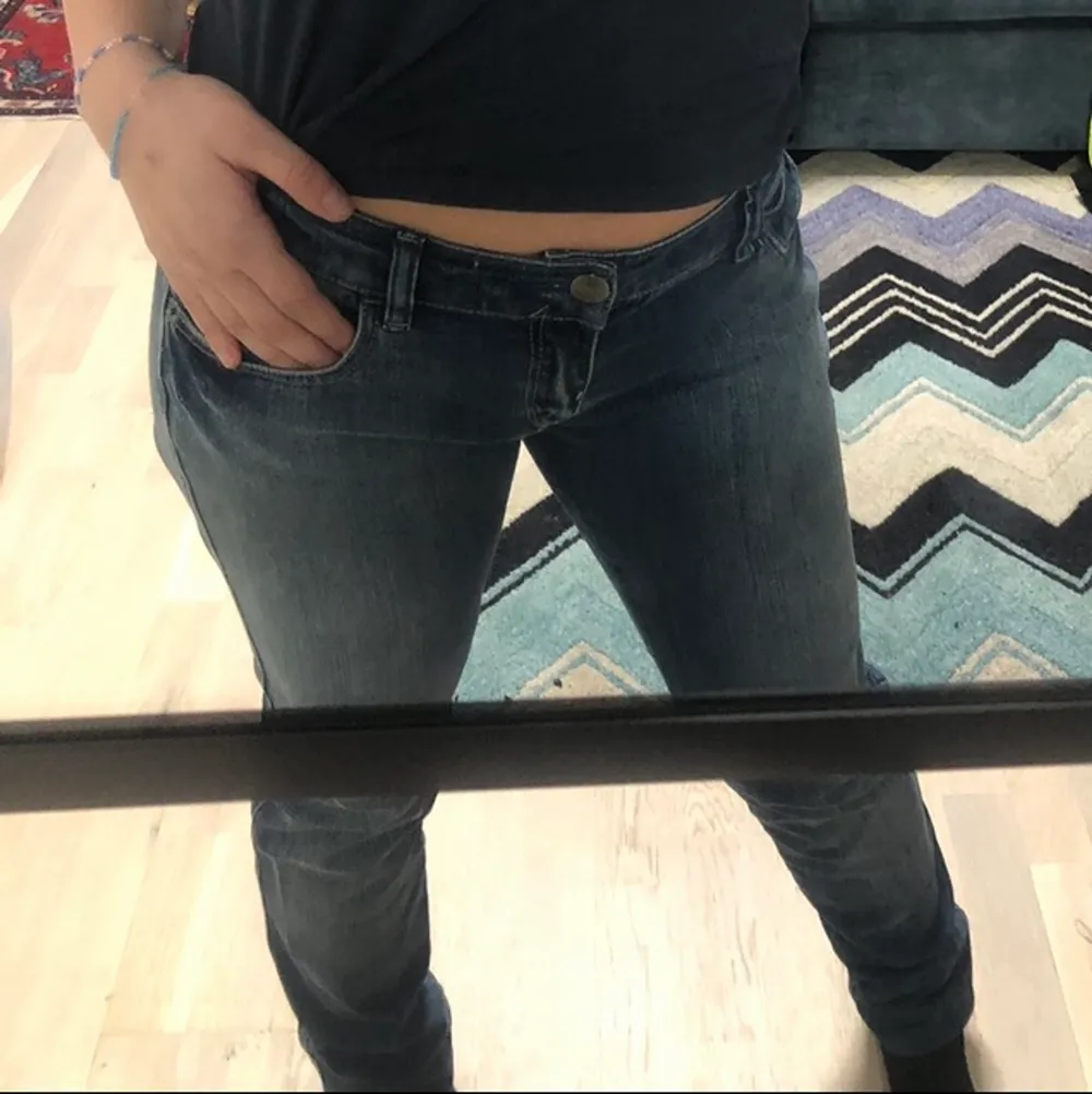 Super fine Low waist Armani jeans. Arvet disse fra mamma, de er ikke brukt av hu eller meg. Har 2 par derfor velger jeg å selge denne. Størrelse 29. Jeans & Byxor.