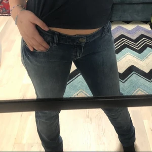 Low waist Armani jeans  - Super fine Low waist Armani jeans. Arvet disse fra mamma, de er ikke brukt av hu eller meg. Har 2 par derfor velger jeg å selge denne. Størrelse 29