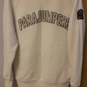 Parajumpers sweatshirt  - Parajumpers tröja i bra skick. Kostade 1800 kr. Mycket sparsamt använd och väl omhändertagen. Se bilder och avgör själva. 