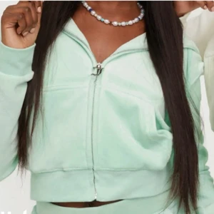 Söker mintgrön juicy munkjacka strl M  - Söker denna mintgröna munkjacka i stl M för Max 500 kr!!!