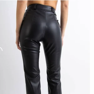 Madlady kostymbyxor!! - hej, säljer mina as snygga skinnbyxor från madlady med pressveck, storlek XS, L32. dem var tyvärr långa på mig som är 162, så så skulle säga att byxorna passar bättre längd mässigt på någon som är 164-169, men det beror ju självklart på hur man vill att dem ska sitta<3 frakten kostar 79kr! 200kr, om många är intresserade blir det bud💓hör av er vid frågor!