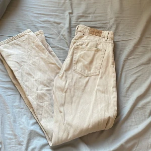 Beige Monkey jeans  - Säljer mina beigea Joko jeans från monkey, för att dom är för stora för mig, dom är i storlek 28 men skulle även passa en storlek 30. Köparen står för frakten 