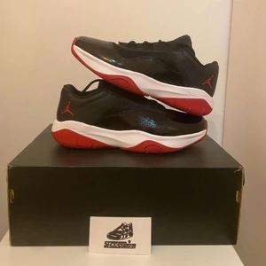 Jordan 11 Cmtf Low - Jordan 11 Cmtf Low Skick: 9/10 Strl: 40 EU Pris: 999kr