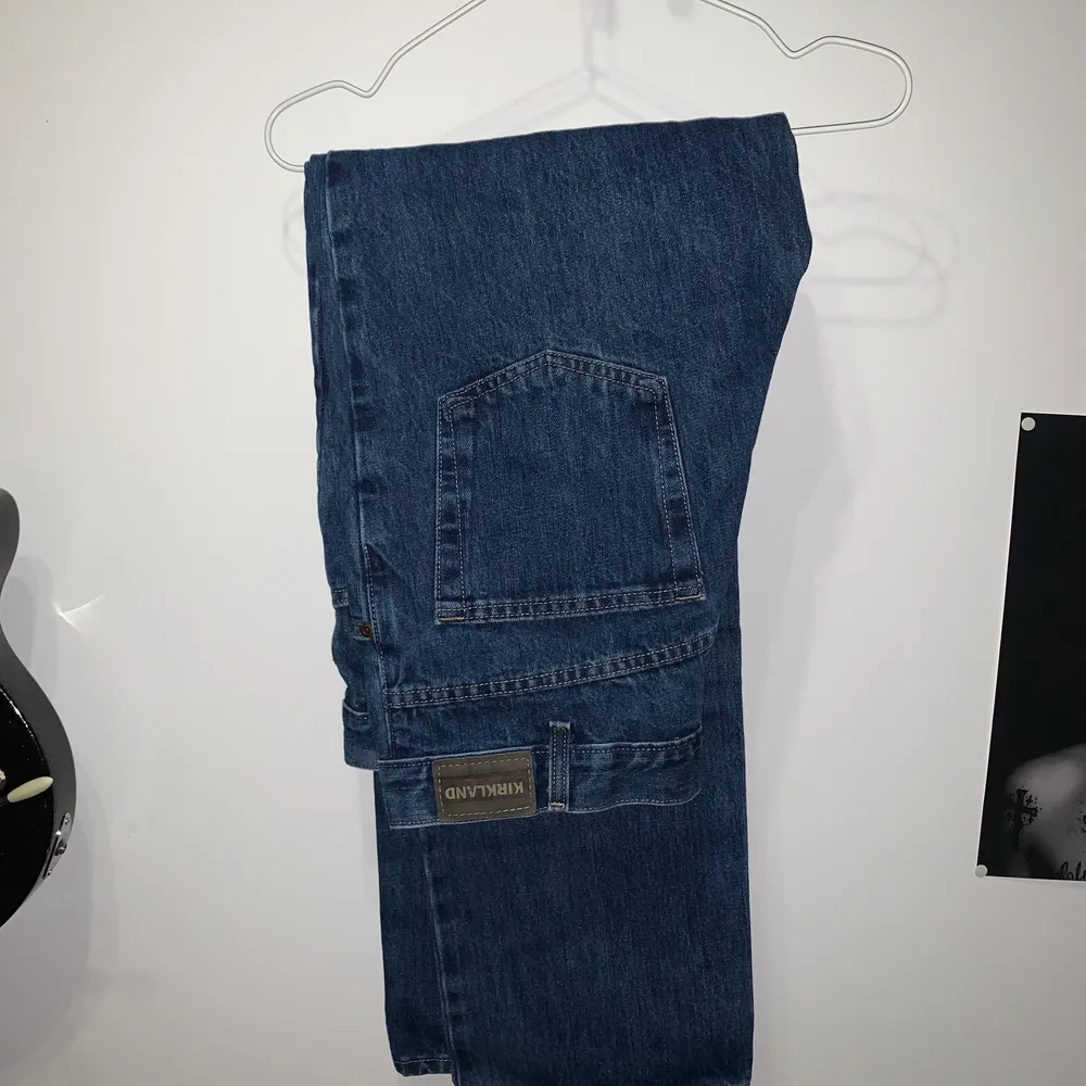 3 jeans, ett par sprillans nya Levis jeans, passar 32/34. ett par Eagle jeans storlek 58. ett par Kirkland jeans passar 32/32. Säljer alla men kan sälja separat. Jeans & Byxor.