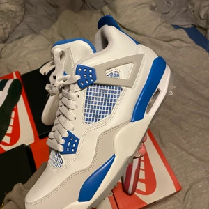 Jordan 4 golf military blue - Jordan 4 golf military blue, Size 43/ us9,5, helt nya, pris 3200kr, piggarna under skorna går att plocka bort så att dom kan användas som vanliga 4or🙌🏽, hör av dig vid funderingar