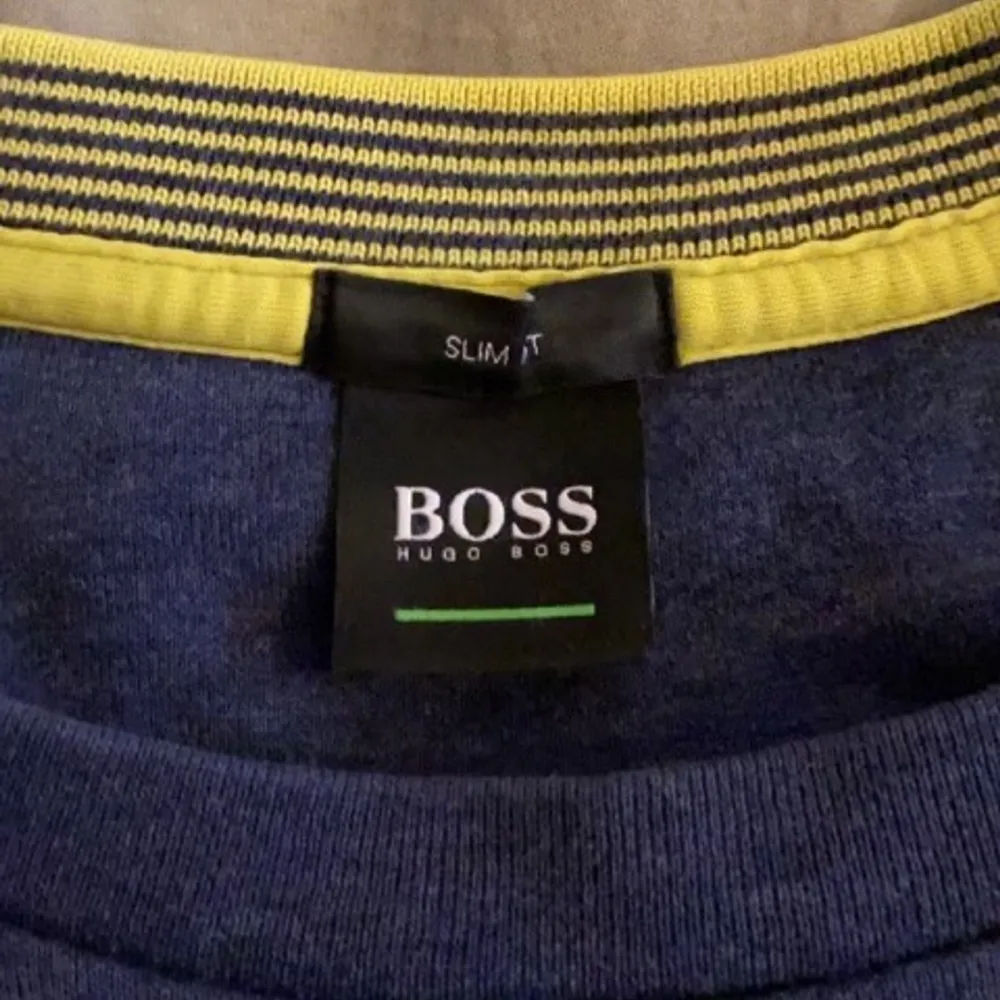 Säljer min mörkblåa hugo boss tröja då jag inte använder den. Den är strl XL men sitter som M/L. Pris går alltid att diskutera, köparen står för frakten. Tröjor & Koftor.