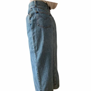 Lång jeanskjol  - Supercool lång jeanskjol 90s vibes. Modellen på bild är 174cm lång och bär oftast xs. Skriv om funderingar 🌷