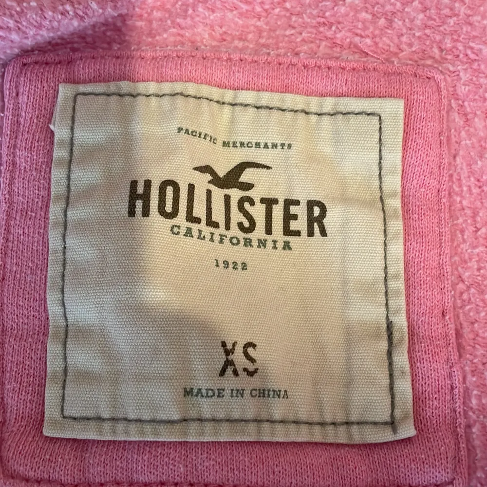 Rosa hollister kofta aldrig använt, storlek XS. Hoodies.