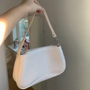 En vit söt väska som aldrig kommit till användning, väldigt praktis och lätt att ta med sig, rymlig och får plats med det man behöver  🤍🤍 85+ frakt