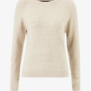 Stickad tröja - En jättefin beige stickad tröja köpt på Vero Moda, säljer då den inte kommer till användning. Storlek S vilket motsvarar 36/38. Köpte för 229kr men säljer nu för 89kr