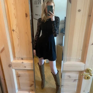 Snygg klänning - Köpt för flera år sedan och vet inte vart den är ifrån men är i storlek XS och sitter som en smäck! Säljer pågrund av för liten användning