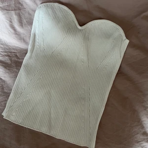 Superfin bandeautopp från ginatricot! - Intressekoll på min fina bandeautopp. Strl M men kan passa allt från xs-m/l beroende på hur man vill att den ska sitta. Använd en gång! Säljer på grund av att den inte passade på min kropp som jag ville! Slutsåld i flera storlekar överallt!