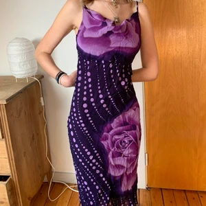 Midi klänning - Jättefin y2k Midi klänning. Den är lila med fett coolt mönster och rosor. Den sitter jättefint och är väldigt skön. Den är storlek S men kan säkert passa både xs och m. Köparen står för frakt, skriv för frågor😘😘😘