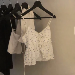 Sommartopp - En söt topp perfekt till sommaren, ljus och fräsch! Använt fåtal gånger i somras, stl XS