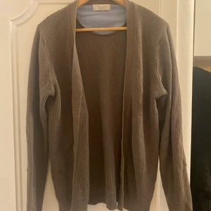Cardigan Zara - En Cardigan från Zara. Är i storlek L men känns ganska liten i storlek. Jag är 170cm för referens
