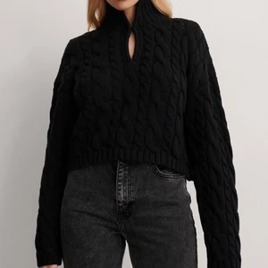 Tröja  - Stickad svart tröja i storlek S 