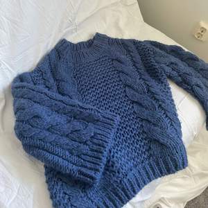 Den populära chunky knit tröjan från NA-KD i en superfin mörkblå färg som passar perfekt till sommar som vinter💙 tröjan är använd 1 gång och därmed i nyskick💞 storlek xss-xs men på grund av att tröjan är så pass oversize passar den alla storlekar beroende på hur oversize man vill ha den😊