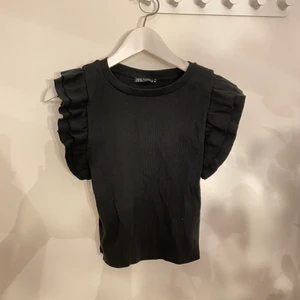 Topp - Säljer denna söta topp från Zara den kommer inte till användning bara använd 3gånger, som ny. Säljer för 150kr storlek M men passar som S 
