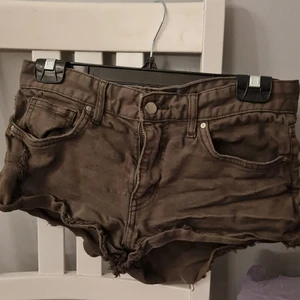 Shorts  - De är militärgröna**. Försmå för mig.