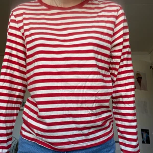 Monki randig tröja - Skitsnygg och trendig långärmad tröja från Monki. Har tidigare använts flitigt men kommer tyvärr inte längre till användning. Är luftig och skön, perfekt nu till våren.