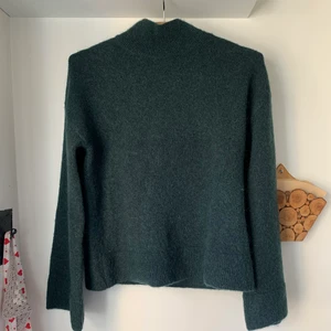 Ulltröja polokrage, & other stories  - Säljer denna fina tröja med polokrage i mohair! Storleken är XS men passar även till en small. 