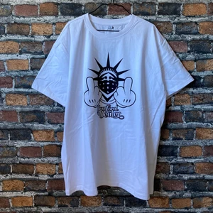 Your Local Dealer t-shirt - En cool oversized vit YLD t-shirt. Bra material. Helt ny, tagen sitter kvar. Tröjan är för stor för mig och är i behov av pengar därav säljer jag. För fler bilder eller mått kontakta mig :) Postas spårbart med PostNord 📦