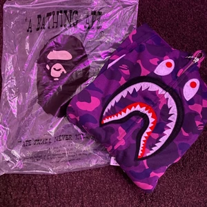Bape Hoodie Onavänd! - Bape Hoodie, Helt oanvänd endast testad köpt för 799kr på Amazon men passade inte mig så bestämde mig för att sälja den istället!❤️ För fler bilder kom privat!