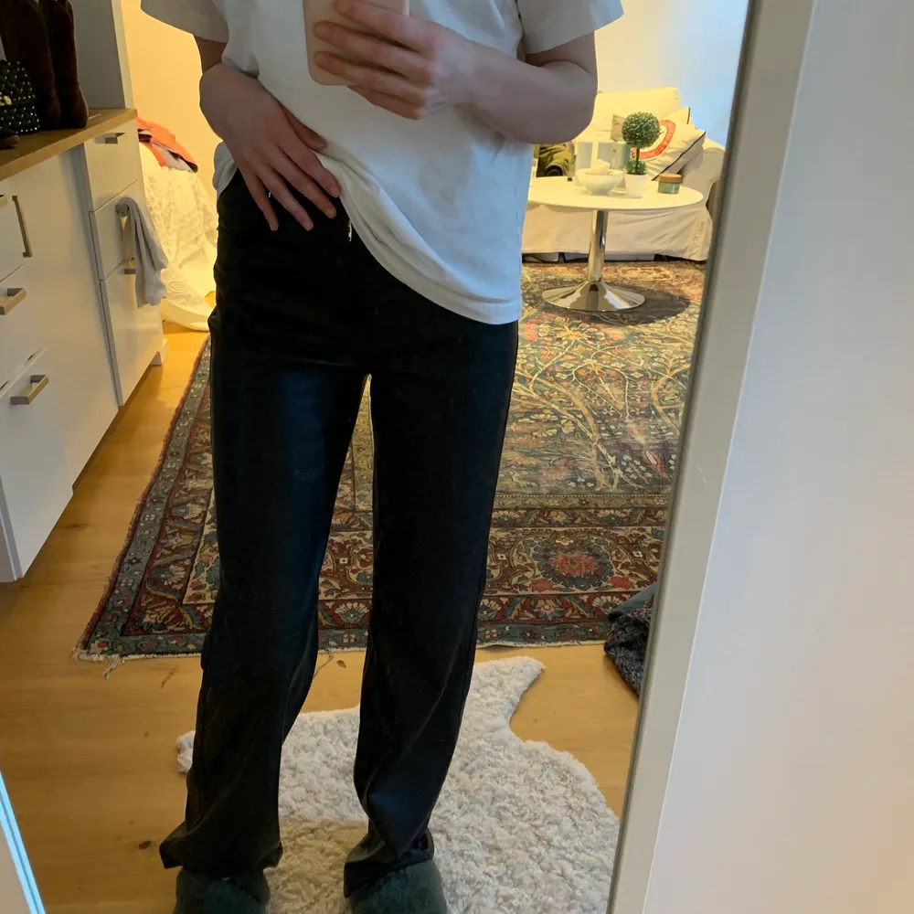 Kollar intresse på mina riktigt snygga skin byxor från mango dom sitter otroligt bra och är långa! Jag är över 170 cm. Riktigt sköna och snygga till alla möjliga outfits! 💕 nypris var 699kr jag säljer för 300kr köparen står för frakt!  . Jeans & Byxor.