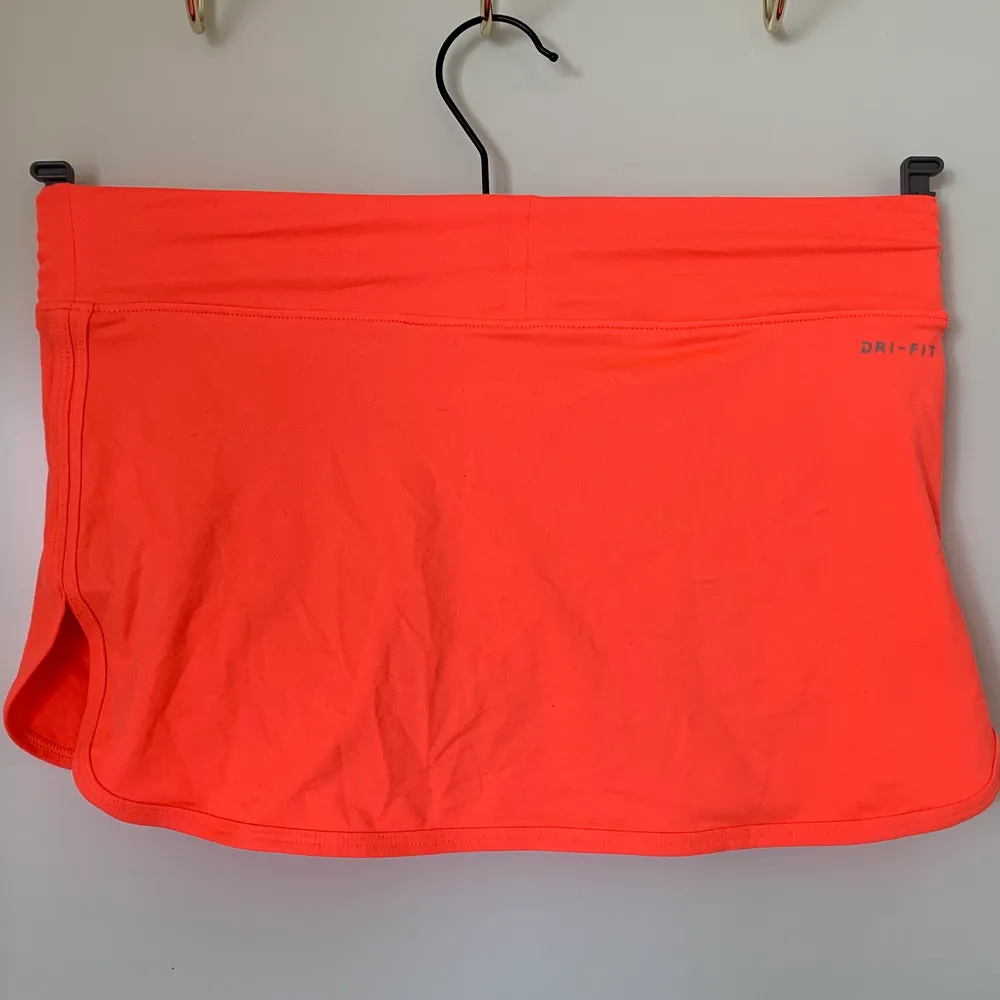 Orange-pink nike tennisskirt, size XS. Tight och kort tenniskjol med shorts under. . Kjolar.