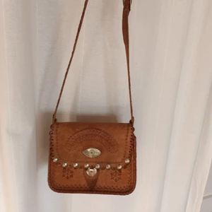 Brun läder axelremsväska - 23 cm bred