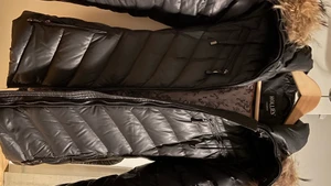 Hollies dunjacka dam - Säljer denna fina svarta dunjacka från Hollies i ett mycket fint skick, hel och ren!  Äkta pälskrage! Mycket fint skick Stl 34/36