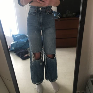 Jeans med hål - Säljer nu ett par favoriter till jeans från Gina Triciot i storlek 30.  Haft i drygt ett år och knappt använda. Sitter alldeles för tajt på mig som vanligtvis har xxs/xs i byxor. Köpta för 599 men kan sälja för 300 plus frakt (62kr). Skulle kunna mötas upp i sto området ifall det skulle önskas.